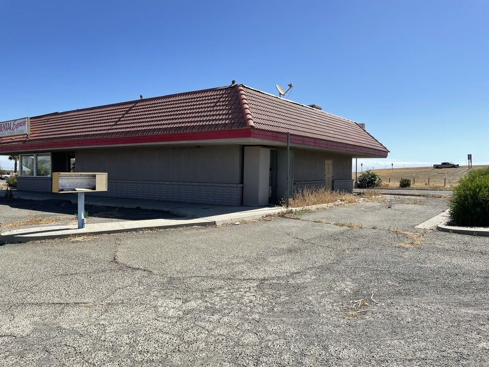 Freestanding Freeway Visible Restaurant + Equipment : 25014 W Dorris Ave, Coalinga, CA 93210